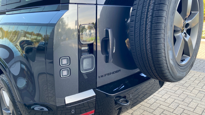 Land Rover Defender 3.0 D250 X-Dynamic SE 110 5dr Auto Diesel Estate - Image 19